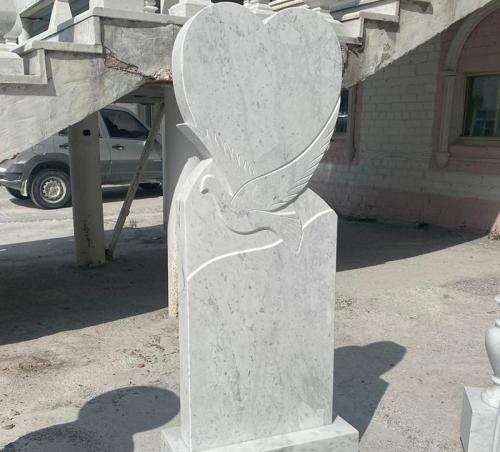 Памятник из белого мрамора с сердцем и голубем
